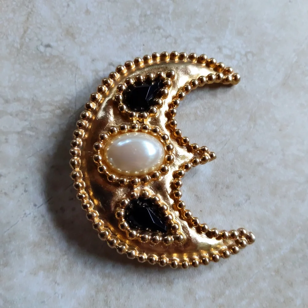 Vintage 1980s Carol Dauplaise Golden Baroque Pearl Faceted Crystal Moon Pin